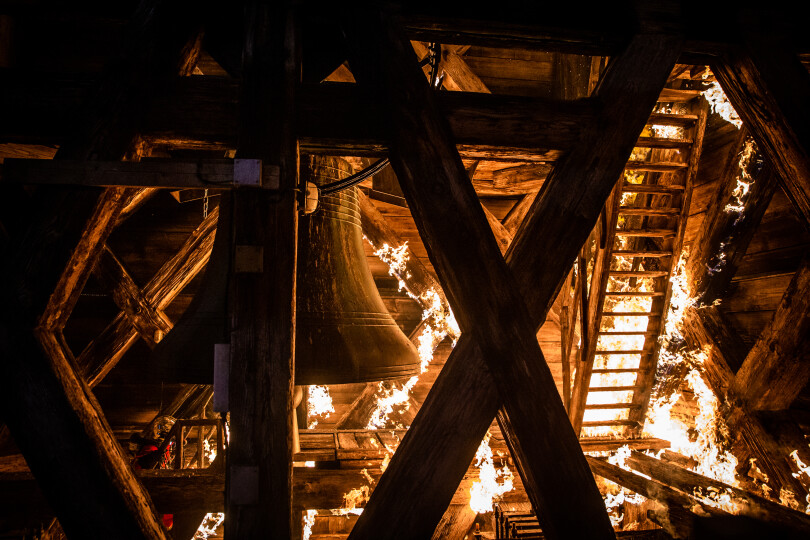 La charpente en feu de Notre-Dame de Paris a été reconstituée en studio pour les besoins du film Notre-Dame brûle.
